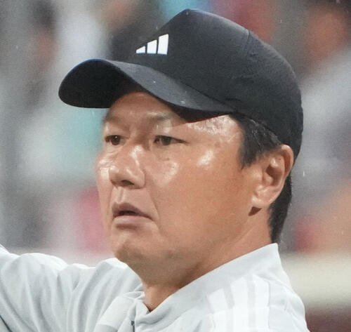 サッカー男子日本対北朝鮮　後半、日本大岩剛監督は選手に指示を出す(撮影･森本幸一)