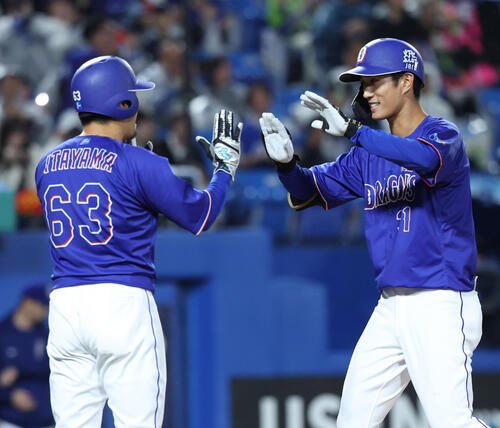 ヤクルト対中日　4回表中日1死一、二塁、3点本塁打を放ち生還する森駿太(撮影･水谷安孝)