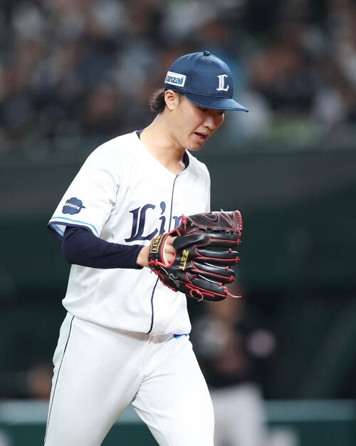 西武対ロッテ　4回表、井上広大を左飛に抑え満塁のピンチをしのいだ菅井信也(撮影･増田悦実)