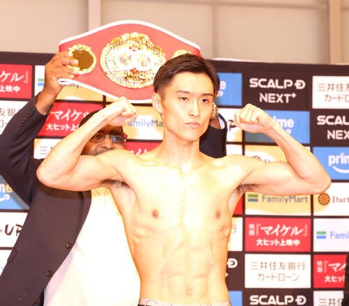 26日、IBF世界スーパーバンタム級暫定王座決定戦の前日計量にパスしガッツポーズする西田凌佑