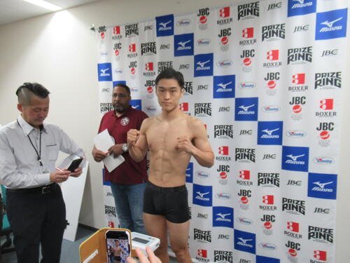 IBF世界スーパーバンタム級暫定王者決定戦の当日計量をクリアした西田凌佑