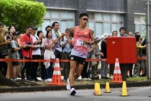 男子マラソン競歩で歩く勝木隼人(手前)(撮影･滝沢徹郎)
