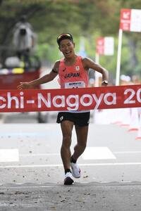 男子マラソン競歩で優勝を決める勝木隼人(撮影･滝沢徹郎)