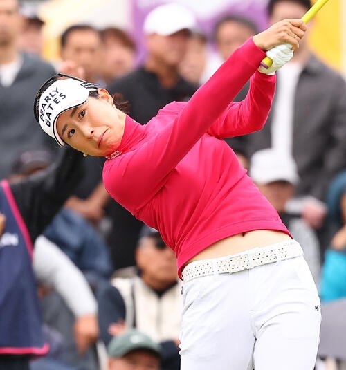 1番、第1打を放つ木戸愛(撮影･野上伸悟)