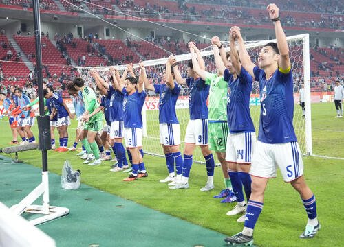2026年9月26日、日本対北朝鮮　勝利しサポーターの声援に応える日本代表イレブン(撮影･森本幸一)