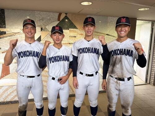 武相対横浜　笑顔でガッツポーズを見せる横浜の(左から)川上慧、河内景虎、小林鉄三郎、脇山魁音(撮影･保坂淑子))