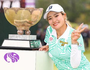 優勝し喜ぶ桑木志帆(撮影･野上伸悟)