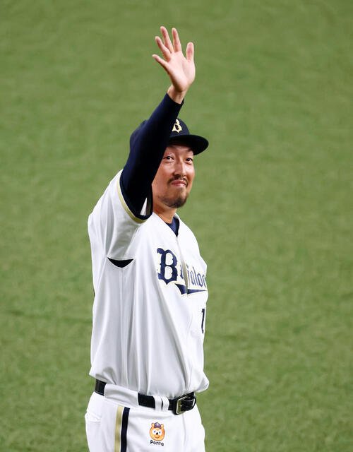 オリックス対ソフトバンク　引退セレモニーで場内1周しファンに手を振るオリックス平野佳寿(撮影･加藤哉)