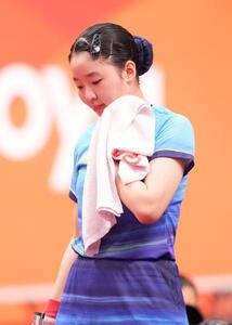 卓球女子シングルス準決勝　王曼昱対張本美和　汗を拭く張本美和(撮影･森本幸一)