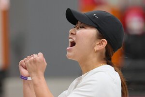 愛知･名古屋アジア大会　スケートボード女子ストリート決勝で、トリックを決めて叫ぶ織田夢海=瀬戸口翼撮影