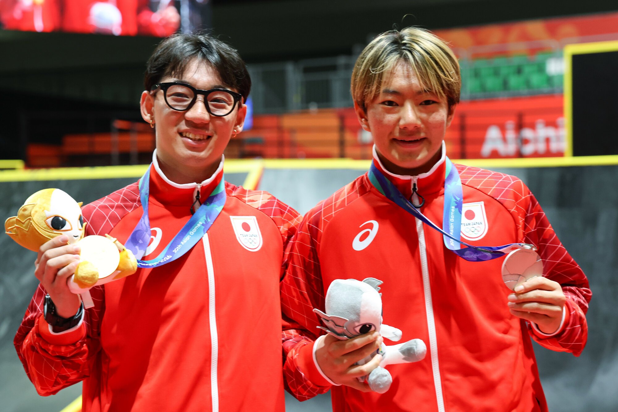 愛知･名古屋アジア大会　BMXフリースタイル･パーク男子で金メダルの中村輪夢(左)と銀メダルの小沢楓=溝脇正撮影