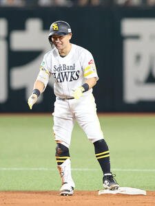 ソフトバンク対オリックス　1回裏2死一塁、中村晃は中越え二塁打を放ち笑顔を見せる(撮影･梅根麻紀)
