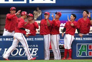 DeNA対広島　9回表広島1死二、三塁、菊池涼介の2点適時打で生還した中村奨成を出迎える新井貴浩監督(撮影･水谷安孝)