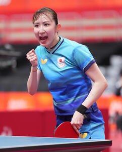 卓球女子シングルス準決勝　早田ひな対孫穎莎　ポイントを奪いガッツポーズをする早田ひな(撮影･森本幸一)