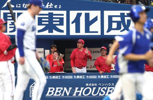 DeNA対広島　9回表広島1死二、三塁、菊池涼介の2点適時打で生還した中村奨成らを出迎える新井貴浩監督(撮影･水谷安孝)