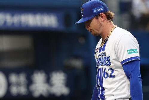 DeNA対広島　9回表広島1死二、三塁、菊池涼介に2点適時を浴び降板するショーン･レイノルズ(撮影･水谷安孝)