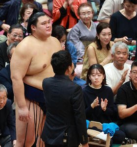 インタビューで感慨深そうな表情の大の里(撮影･中島郁夫)