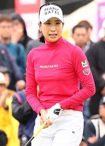 1番、第1打を放ち気合のこもった表情で打球を見つめる木戸愛(撮影･野上伸悟)
