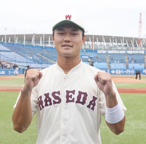 明大対早大　早大･阿部葉太は決勝打を放ちガッツポーズする(撮影･柴田隆二)