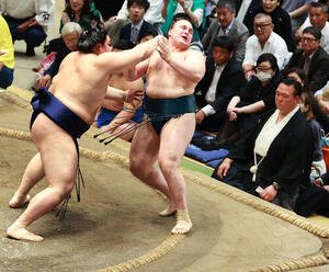 師匠の二所ノ関親方(右端)の前で安青錦(中央)を突き出しで破り優勝を決めた大の里(撮影･中島郁夫)