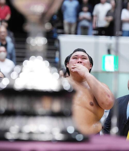 表彰式で号泣する大の里(撮影･小沢裕)
