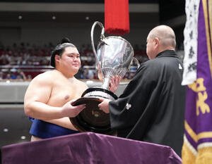 幕内優勝を飾り八角理事長(右)から賜杯を受け取る大の里(撮影･小沢裕)