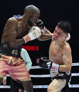 8回、リカルド･マラジカ(左)にパンチを放つ坪井智也(撮影･河田真司)