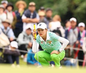 9番、グリーンでラインを読む桑木志帆(撮影･野上伸悟)
