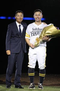 ソフトバンク対オリックス　引退レモニーで前田三夫氏から花束を贈られたソフトバンク中村晃(撮影･梅根麻紀)