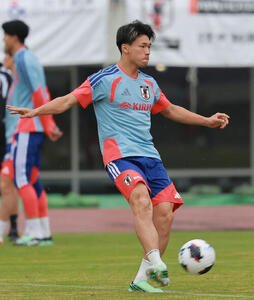 シュートを放つ塩貝健人(撮影･上山淳一)