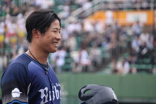2軍首位打者を確定づける適時打を放ち笑顔でベンチに戻る西武横田(撮影･金子真仁)