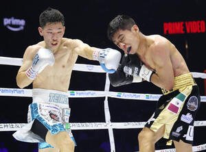 4回、ラッセル･アコスタ(右)に左ストレートを放つ松本流星(撮影･河田真司)