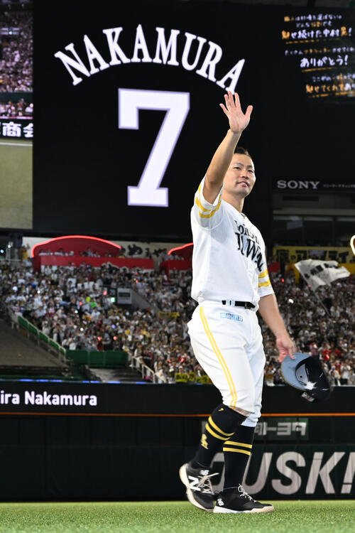 ソフトバンク対オリックス　引退セレモニーで場内を一周する中村晃(撮影･林敢治)
