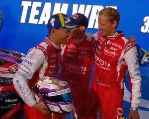 優勝して抱き合う、左から平川亮、ブレンドン･ハートレー(撮影･飯田玄)