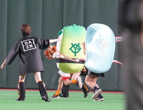 巨人対ヤクルト　すしレース1着は芽ネギ(撮影･足立雅史)