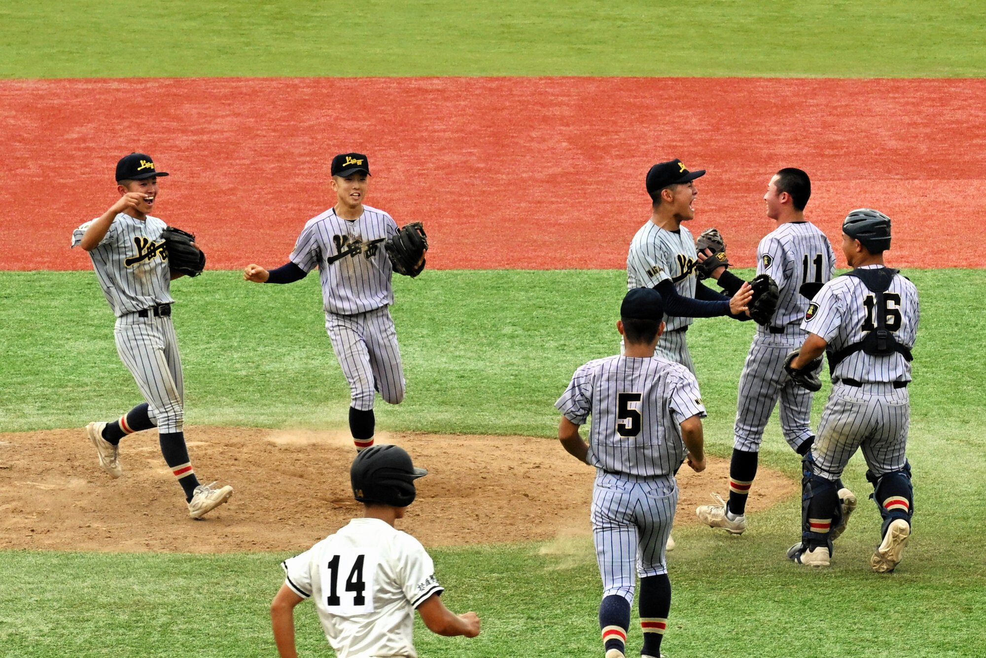 上田西―松商学園　優勝を決めて喜ぶ上田西の選手たち=2026年9月27日午後1時46分、長野オリンピックスタジアム、志賀英樹撮影