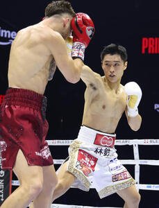 1回、サム･グッドマン(左)にジャブを放つ西田凌佑(撮影･河田真司)