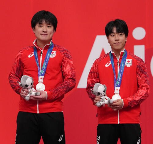 卓球男子ダブルス　銀メダルを獲得した張本智和(左)と篠塚大登(撮影･森本幸一)