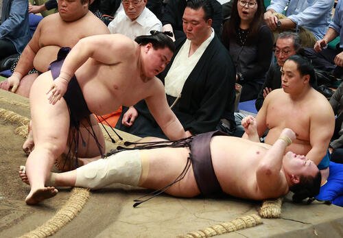 朝乃山(右)を寄り倒しで破る義ノ富士(撮影･中島郁夫)