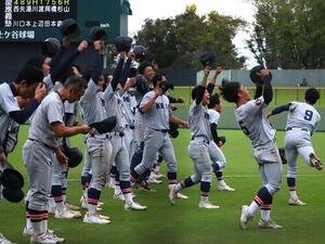 東海大相対慶応　延長10回タイブレーク、2死満塁からサヨナラ勝利を決め歓喜に沸く慶応の選手たち(撮影･保坂淑子)