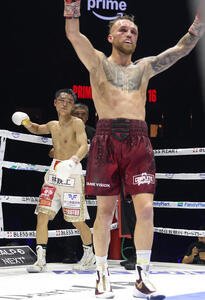 12回を戦い終えた西田凌佑(後方)。手前はサム･グッドマン(撮影･河田真司)