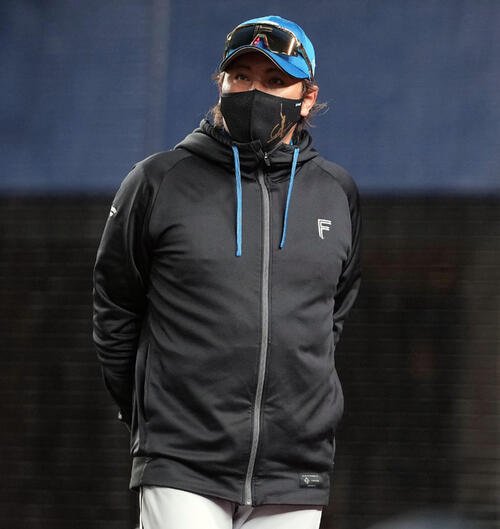 ロッテ対日本ハム　7回、投手の交代を告げベンチに戻る日本ハム新庄剛志監督(撮影･たえ見朱実)