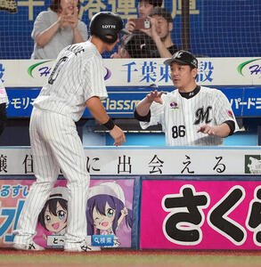 ロッテ対日本ハム4回裏ロッテ2死満塁、山口航輝の2点適時打で生還した高部瑛斗と言葉を交わすサブロー監督(撮影･たえ見朱実)