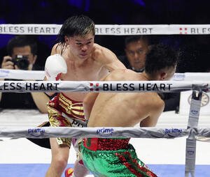 7回、井上拓真(手前)からダウンを奪う那須川天心(撮影･宮地輝)