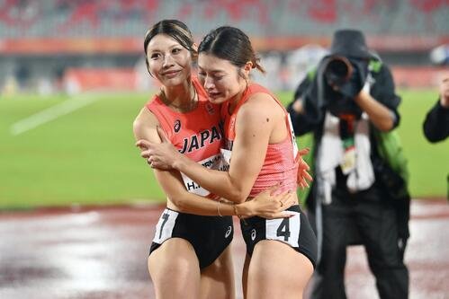 女子100メートル障害で優勝の福部真子(右)と準優勝の中島ひとみは抱き合う(撮影･滝沢徹郎)