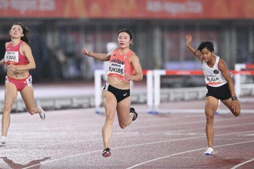 女子100メートルハードルで優勝の福部真子(中央)(撮影･滝沢徹郎)