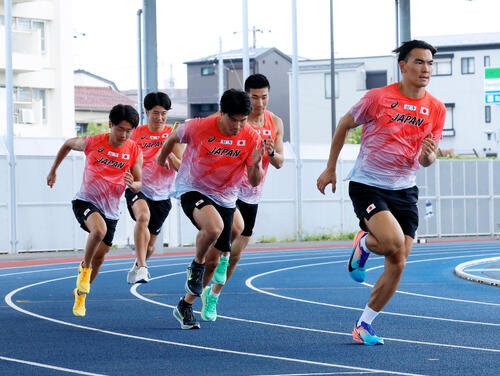 日本代表強化合宿でバトンパスの練習をする選手たち。前列左から小室歩久斗、小池祐貴、林明良、後列左から多田修平、桐生祥秀(2026年7月撮影)　