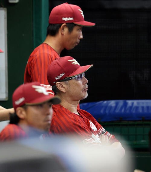西武対楽天　ベンチで腕組みする楽天吉井理人監督(撮影･浅見桂子)