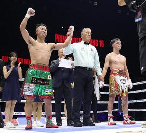 12回判定勝ちで那須川天心(右)に勝利した井上拓真(撮影･河田真司)