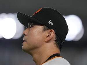 巨人対ヤクルト　1回表ヤクルト2死一、三塁、松下歩叶を一ゴロに仕留めた小笠原慎之介(撮影･足立雅史)
